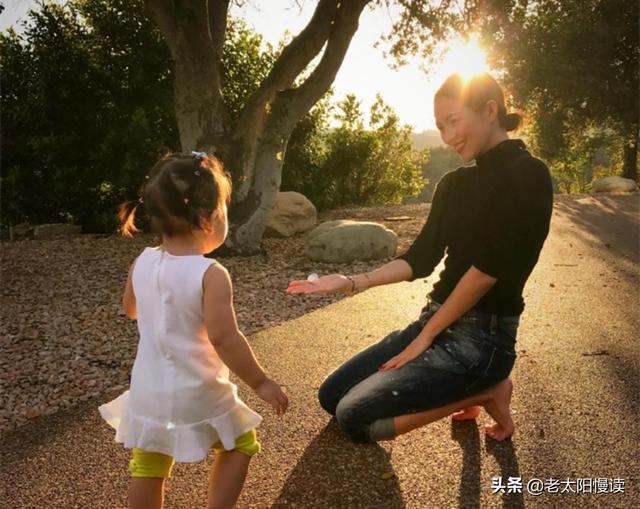 一只黑猫的自闭症最新章节列表:宁可穷三年，也要自己带娃，为何说这话的宝妈会很快被打脸？