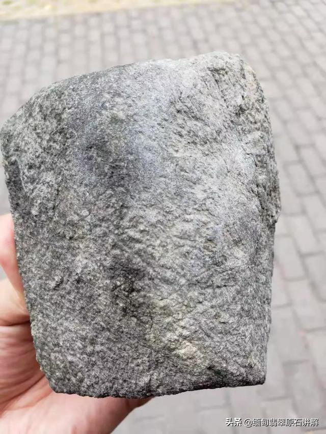 姐堆场口翡翠原石特征,怎样才能判断一块翡翠原石可不可以切呢？