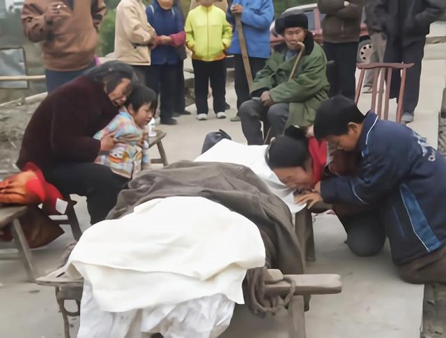 诈尸事件:人去世后，旁边的人为什么要拉住亲人不让靠近尸体