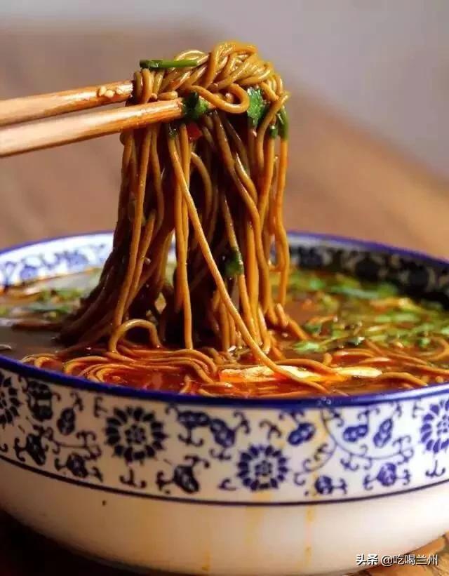 平凉的饸饹面做法与庆阳地区,陕西地区较为相似,面是用饸饹床子(压面