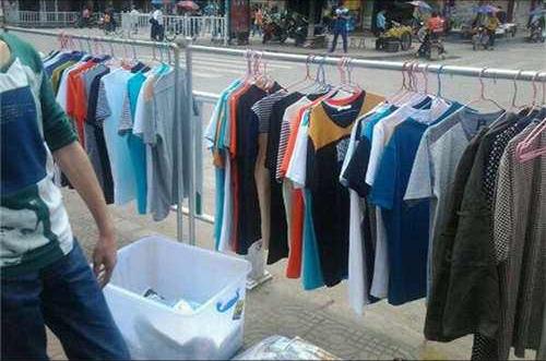 为什么人们在专柜上面买的很贵的衣服，地摊上几十块钱就能买到类似款式的？插图26
