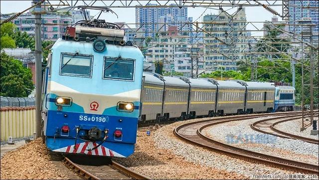 中國鐵路為什麼要將普速列車全部刷成綠色?-惠修網