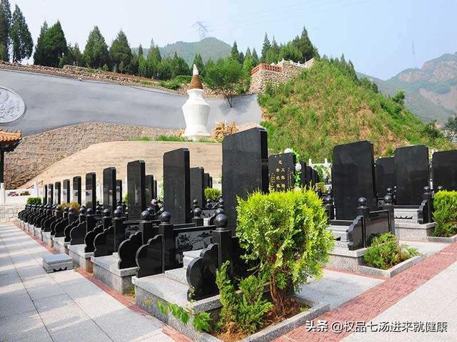 天津某小区现骨灰房,近十万"住户",门口阴森恐怖,您怎么看?