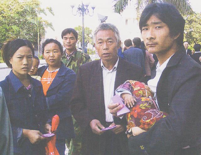 逛街认出被拐儿子:在你身边有没有发生过拐卖儿童的事件