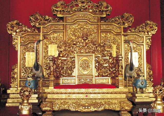 八国联军坐龙椅那个人，清皇帝坐了270年的龙椅是纯金打造的吗