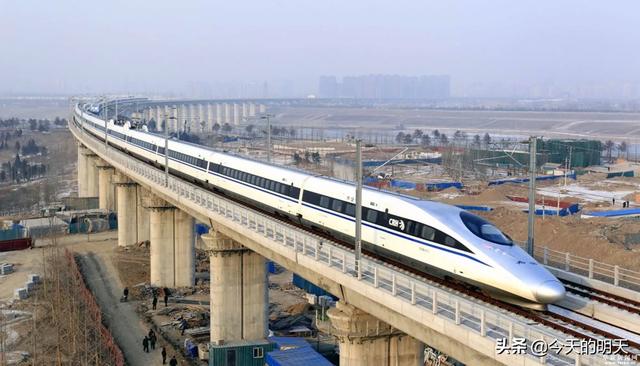 沿江高铁竣工时期，新的沿江高铁即沪汉蓉高铁，重庆成都段具体路线是怎样的