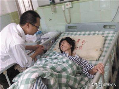 娶了一个丧偶二婚女人,这个女人在去世前,要求把她和她前夫合葬在一起,你会怎么做？