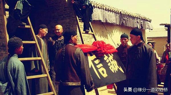 在电视剧《乔家大院》和《鸡毛天上飞》中,他们成功的经商经验是什么？