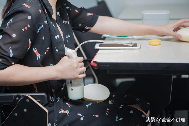 张婉悠挤奶门视频:不想让宝宝直接吃母乳，能不能买个吸奶器，吸出来让宝宝吃？