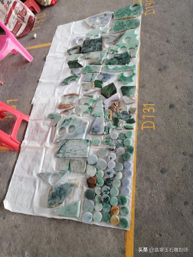 糯冰翡翠玉镯一般价格在,我这赌石开出的糯冰玉佛，能值多少钱？