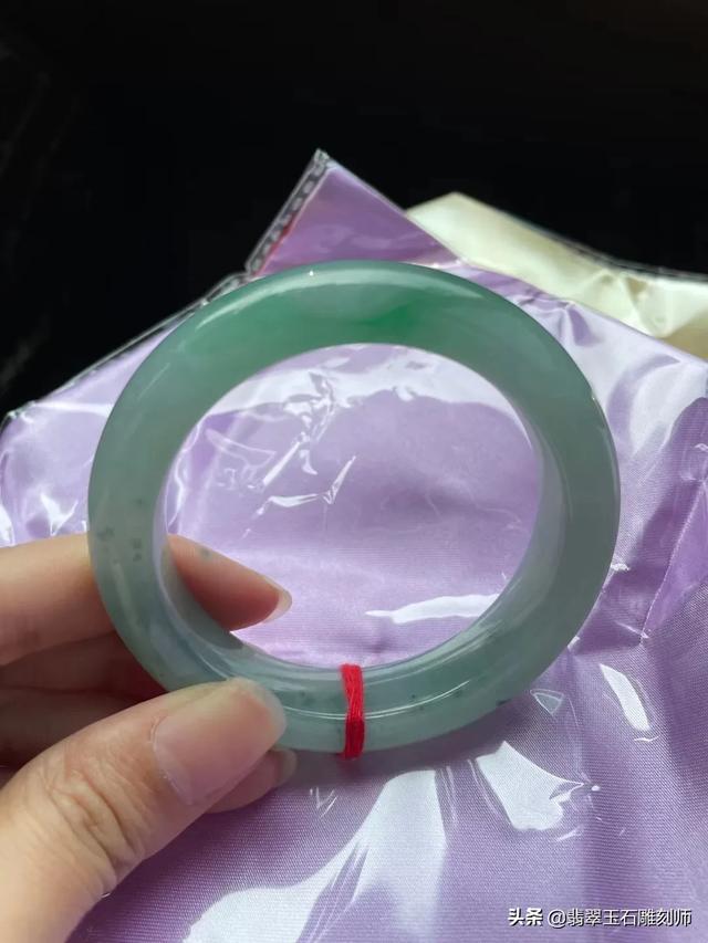 翡翠手镯有棉絮图片,请问这只翡翠手镯价值几何？