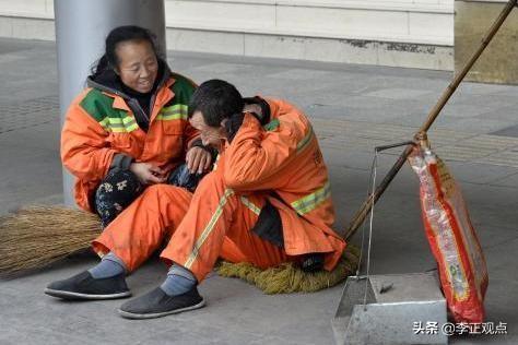 东莞环卫工人带宠物鸭扫大街:广西一商铺摆摊乱扔垃圾，被环卫工用生蚝垃圾堵门，你有何看法？