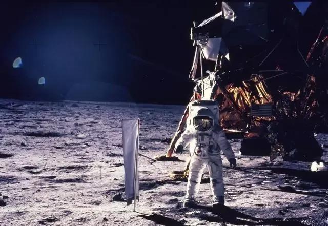 月球的背面有多吓人，​宇航员从月球上回望地球为何会恐惧月背发现“石碑”是真的吗
