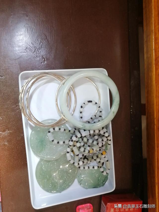 精品玉镯价格及图片大全,想买个玉镯，预算1W左右，推荐啥品牌呢？