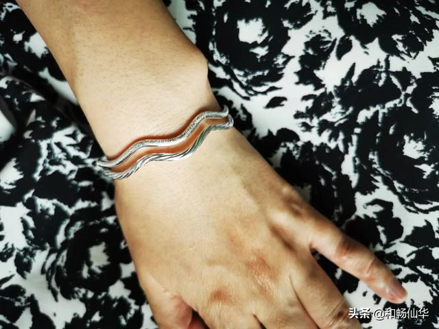 草莓晶手链,十八岁女生带什么手镯手链比较合适？