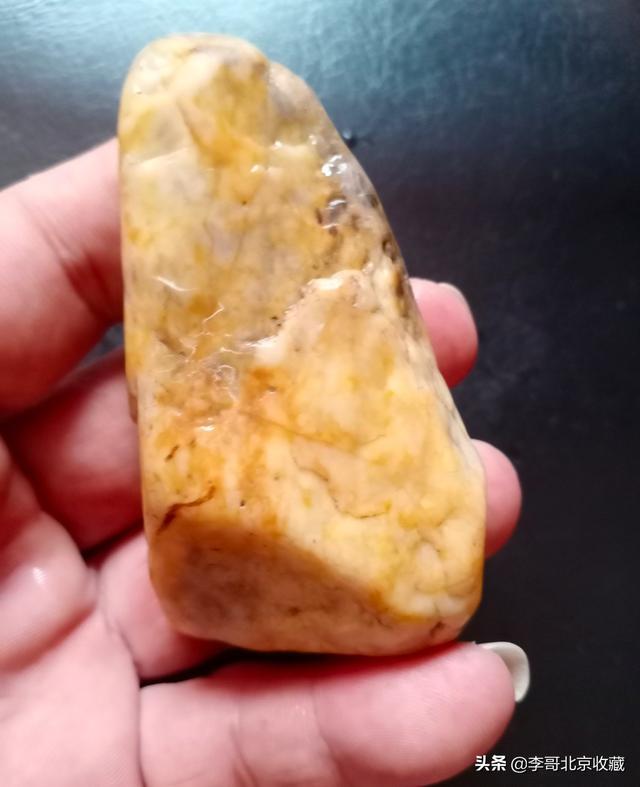不透明的黄蜡石图片,这块7公斤，透光性能好，是黄蜡石吗？