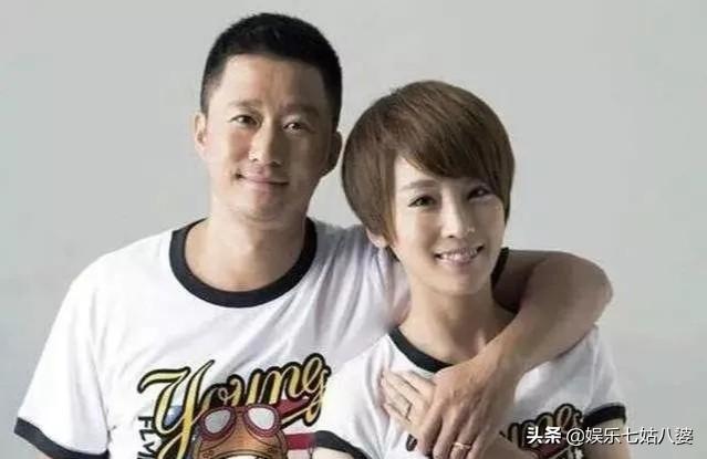 国庆晚会上亲吻的老夫妻:有多少夫妻结婚三年后还能经常拥抱、亲吻、分离吻别，睡前吻安的