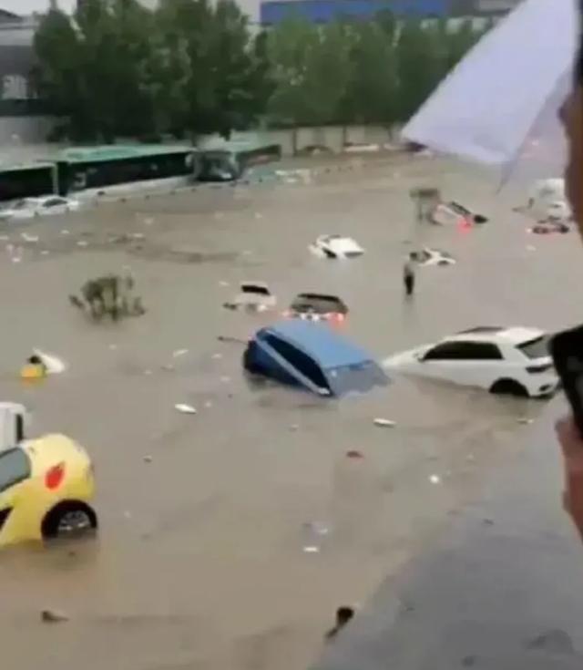 直击河南暴雨直播，特大暴雨，郑州气象局长竟然被冲走，洪水之中他遭遇了什么情况