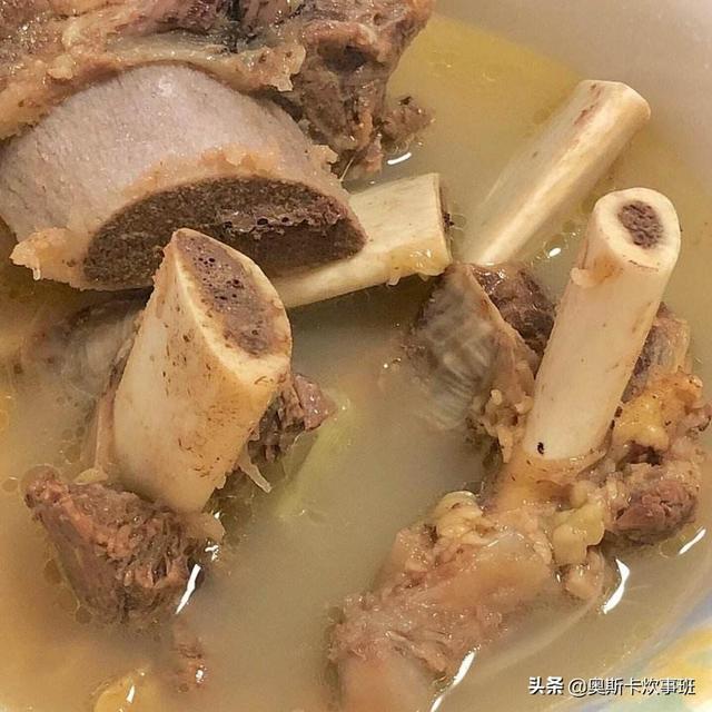牛骨汤怎么做汤才浓，怎么样才可以让牛骨熬出来的汤，又白又干净？