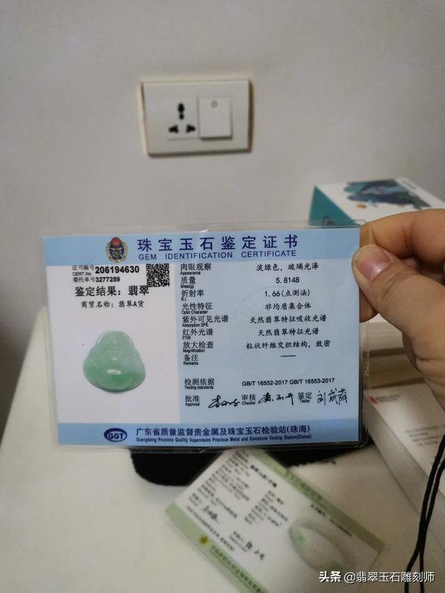 真翡翠有什么特点,鉴别翡翠玉器最的方法是什么？