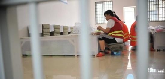 国庆晚会上亲吻的老夫妻:死刑犯临刑前会见近亲属时要亲吻自己的老婆，可以吗