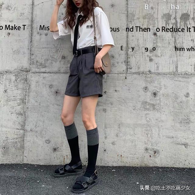 黑色中筒袜穿什么鞋比较好看？插图22