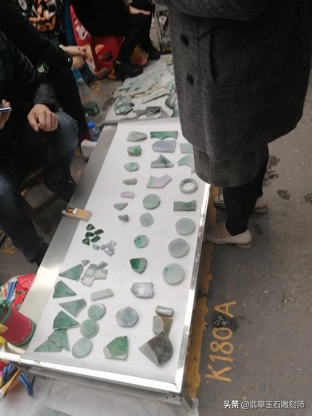 糯冰翡翠玉镯一般价格在,我这赌石开出的糯冰玉佛，能值多少钱？