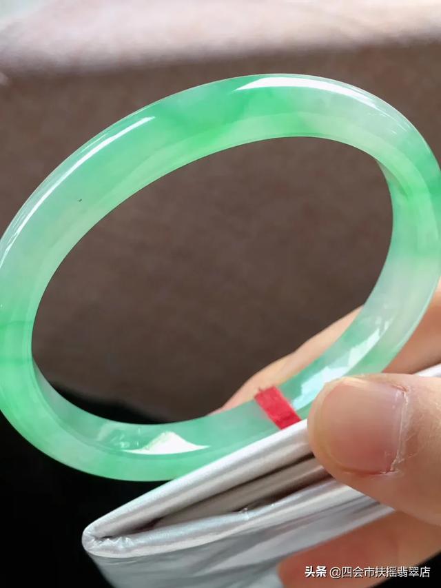 玉手镯戴哪一个手比较好,翡翠玉手镯应该戴哪只手？