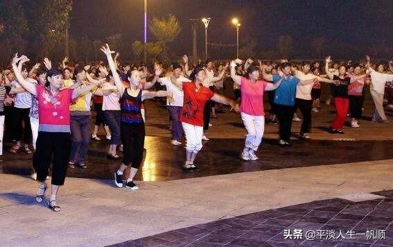 千万不能在家放大悲咒:在小区楼下跳广场舞的大妈们被居民放大悲咒神曲驱散，你怎么看