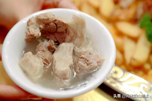 甘肃发现白化野骆驼:迪拜能吃骆驼，国内什么地方能吃骆驼