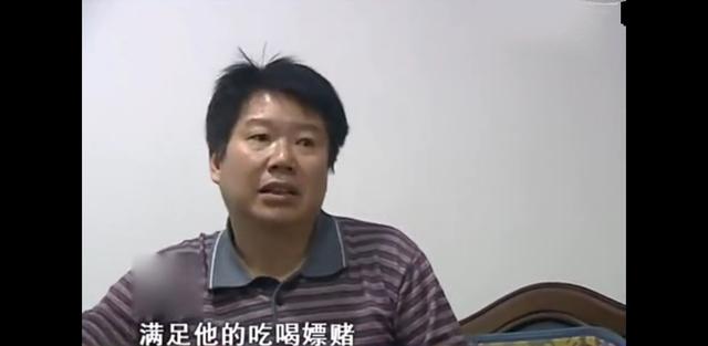 女子挤奶喂狗:农村又一怪正在兴起，留守妇男，为什么？

？