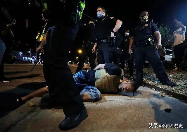 雷克斯警官图片:警察肩章上有三个四角花，确没有那一杠，这是什么级别？