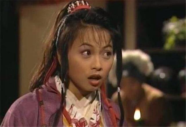 阿紫为何要撵开众人,抱着乔峰跳崖？