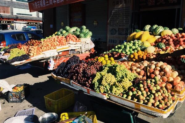 你身边有开着小货车四处叫卖水果的人吗现状怎么样