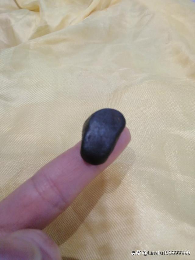 同样都是陨石,为什么有些陨石表面光滑没有留下一点气印？
