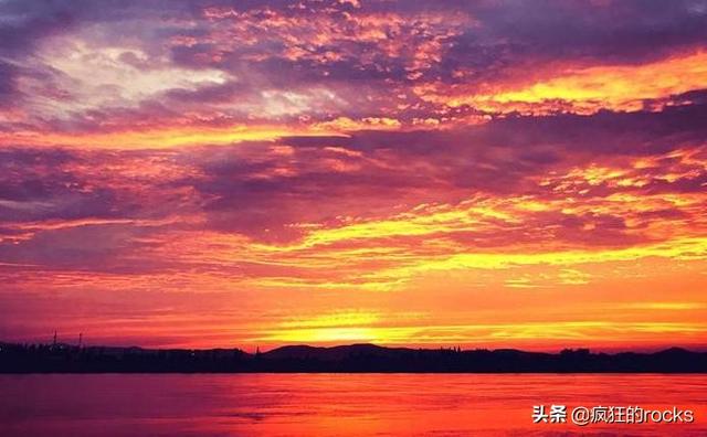 夏天的清晨和傍晚为什么常出现红色的云彩？