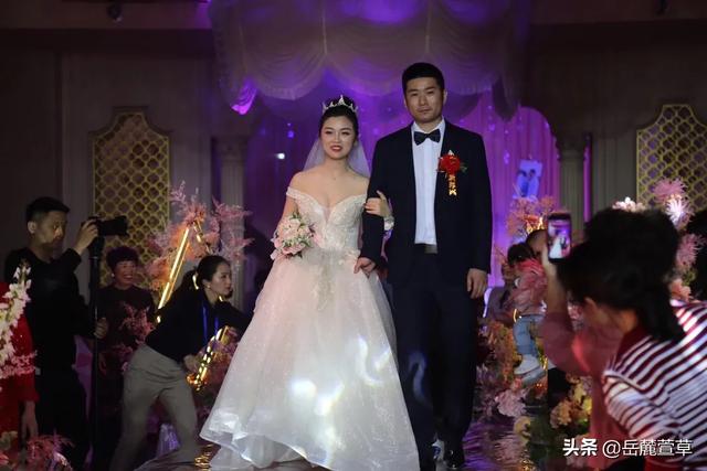 周弋楠婚礼现场:婚礼现场我岳父母要参加，可我家风俗是他们不能参加，要答应吗？