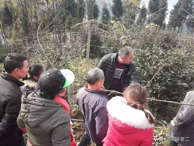 高中生创业成功案例，高中生编一些手链之类的小饰品怎么卖出去