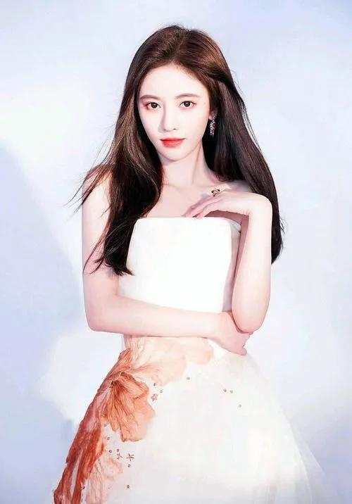 鞠婧祎素颜:为啥称呼鞠婧祎“四千年美女”，你觉得她漂亮吗？你喜欢她什么？