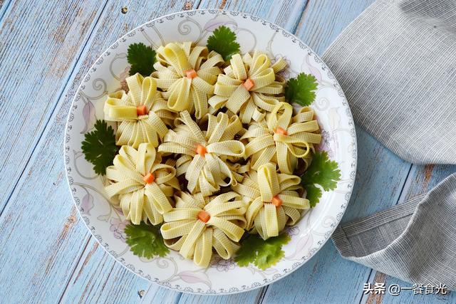 今年过年想给父母妻儿做一桌年夜饭,请推荐六个菜？