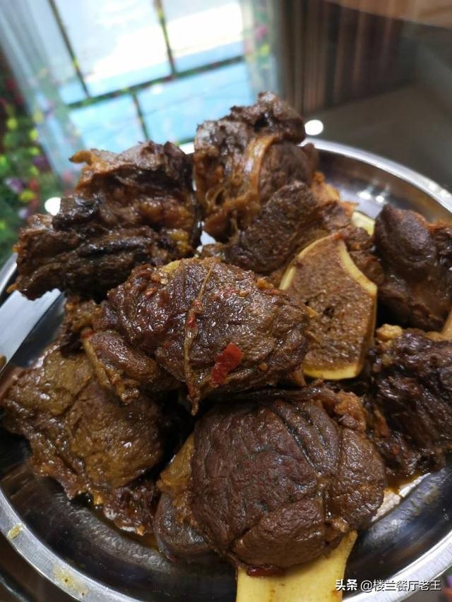 新疆的哈萨克是吃马肉的,风干的马肉,还有熏马肉,熏马肠,尤其是熏马肠