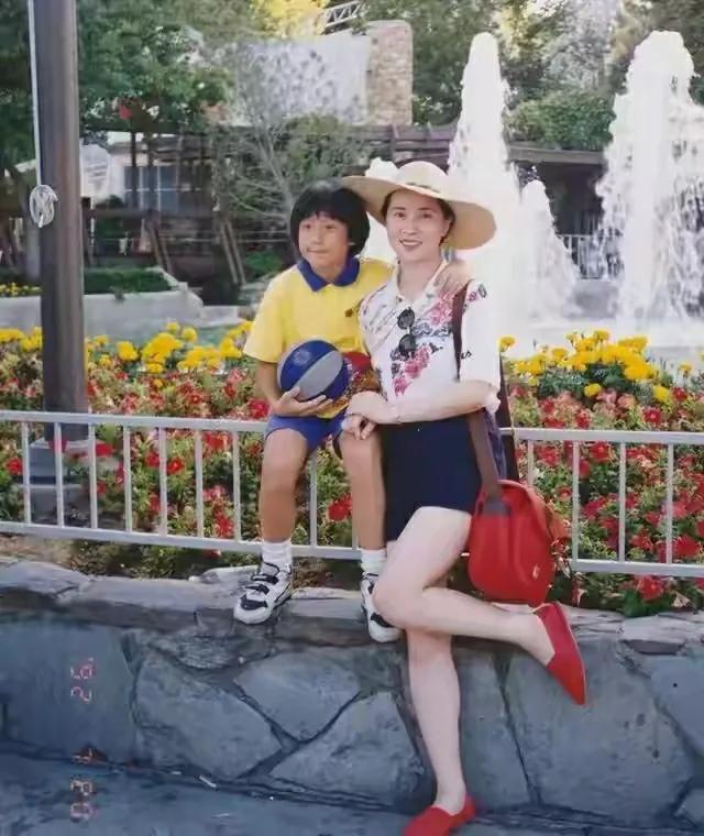 成龙老婆林凤娇:成龙为什么突然退出林凤娇全资持股公司？