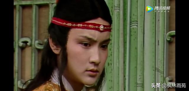 在《红楼梦》第五回，宝玉为什么不愿在宁国府上房睡觉？