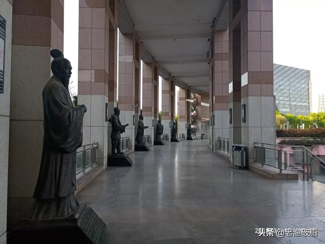 回到现代:在动画中，犬夜叉多次回到现代日本，难道街上没有摄像头吗？