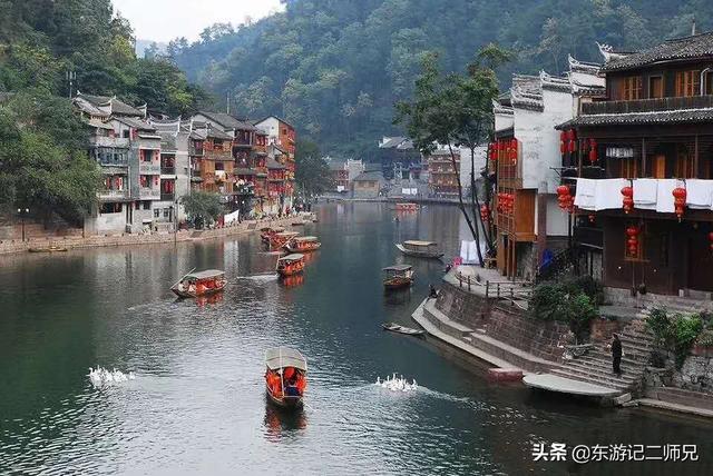 凤凰古城简介:暑假想穷游凤凰古城，第一次自行不跟团出游，女生，求攻略？