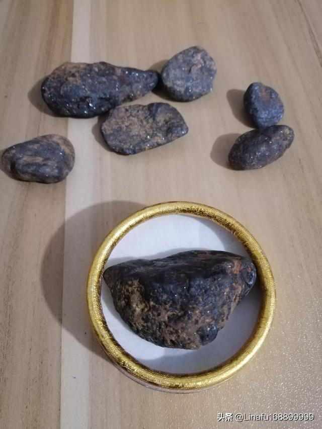 石陨石多少钱一克,外壳破损的石陨石还值钱吗？