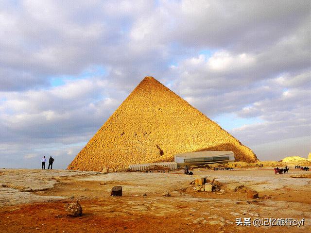 探秘金字塔纪录片中文版，三月份去埃及，有哪些旅游目的地推荐穿什么颜色的衣服比较好