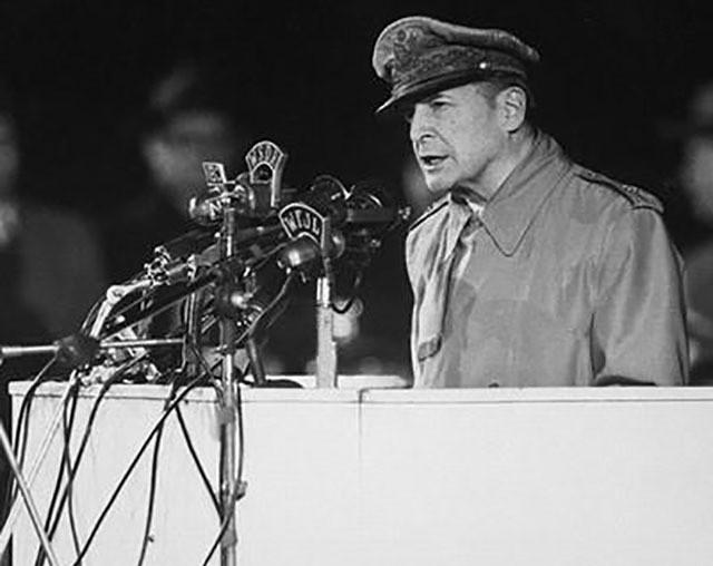 美国五星上将麦克阿瑟是怎样被解职的？为什么？插图56