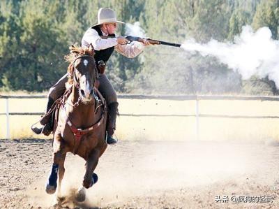 军事小说写“飞驰骏马上某特种部队精英用SVDS狙击步枪400米外枪枪爆头”,现实里能不能做到？