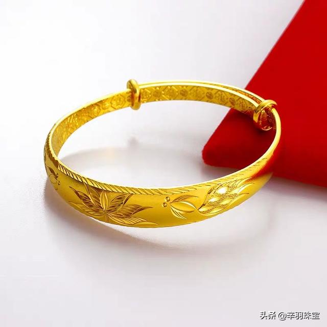 今年流行的金镯子图片,四、五十岁戴三环金手镯适合吗？